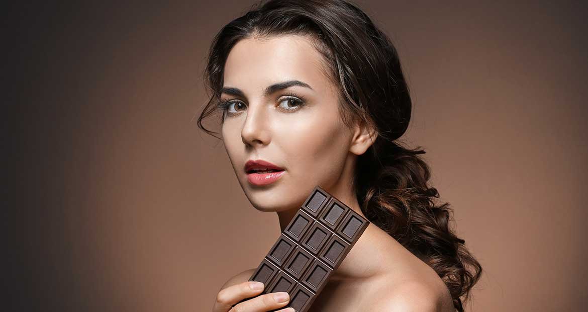 Modelo com cabelo preto segurando um chocolate